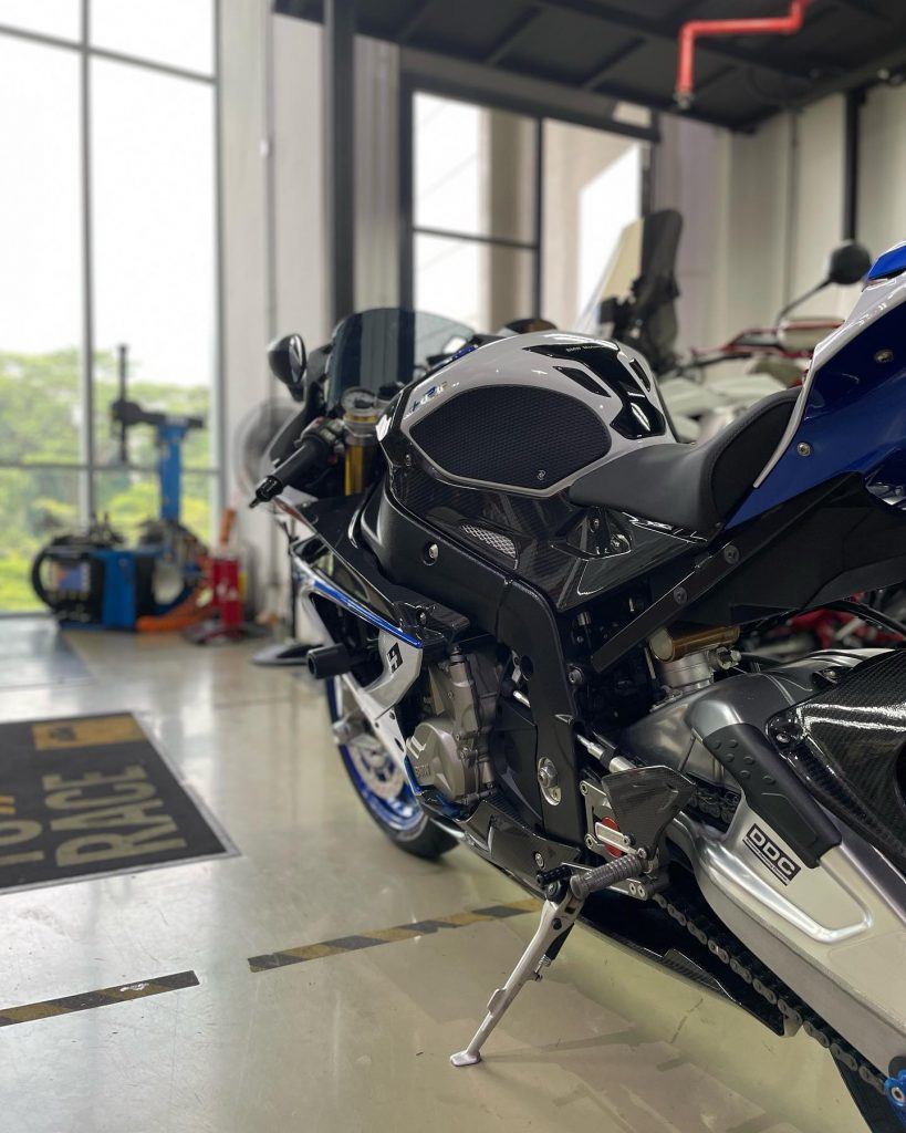 20220308 - BMW HP4 - 01