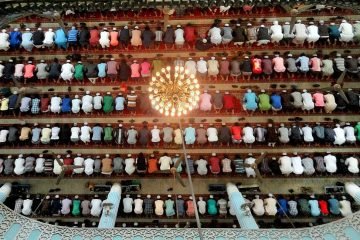 Muslims_praying_in_a_Mosque
