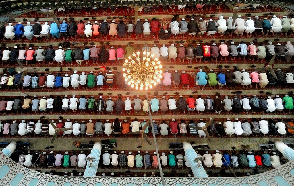 Muslims_praying_in_a_Mosque